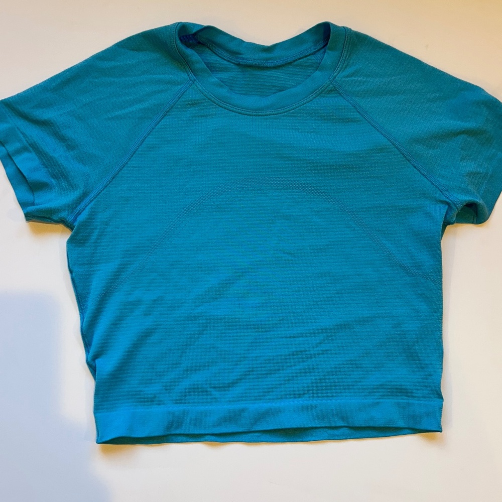 Lululemon Switfy Tech 2.0 Cropped short sleeve shirt in a size 4.